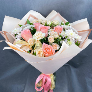 Нежность - букет из роз и кустовых хризантем